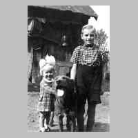 081-0028 Reinlacken 1941 - Guenther Reimann mit Schwester Renate Schulz und Hofhund Hektor im Hof.JPG